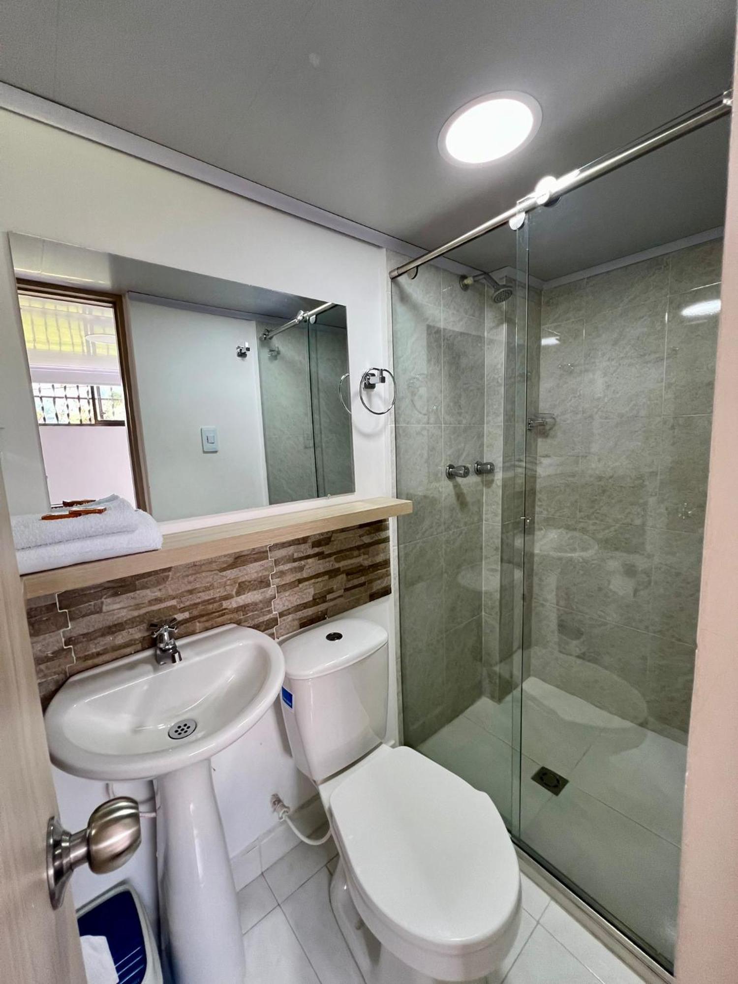 Hotel Adel มานิซาเลส ภายนอก รูปภาพ